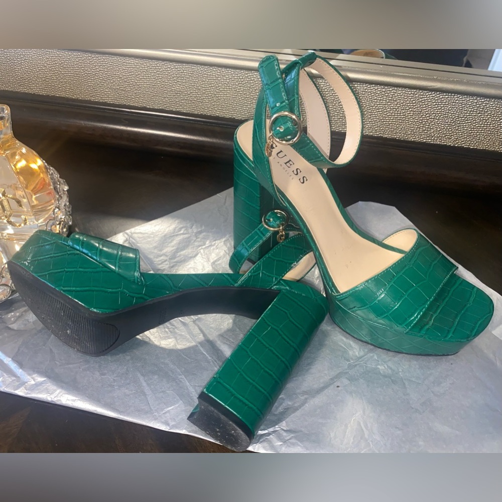 Guess Faux Alligator Skin Emerald Green Heels Size 8 use like new. One time use.
